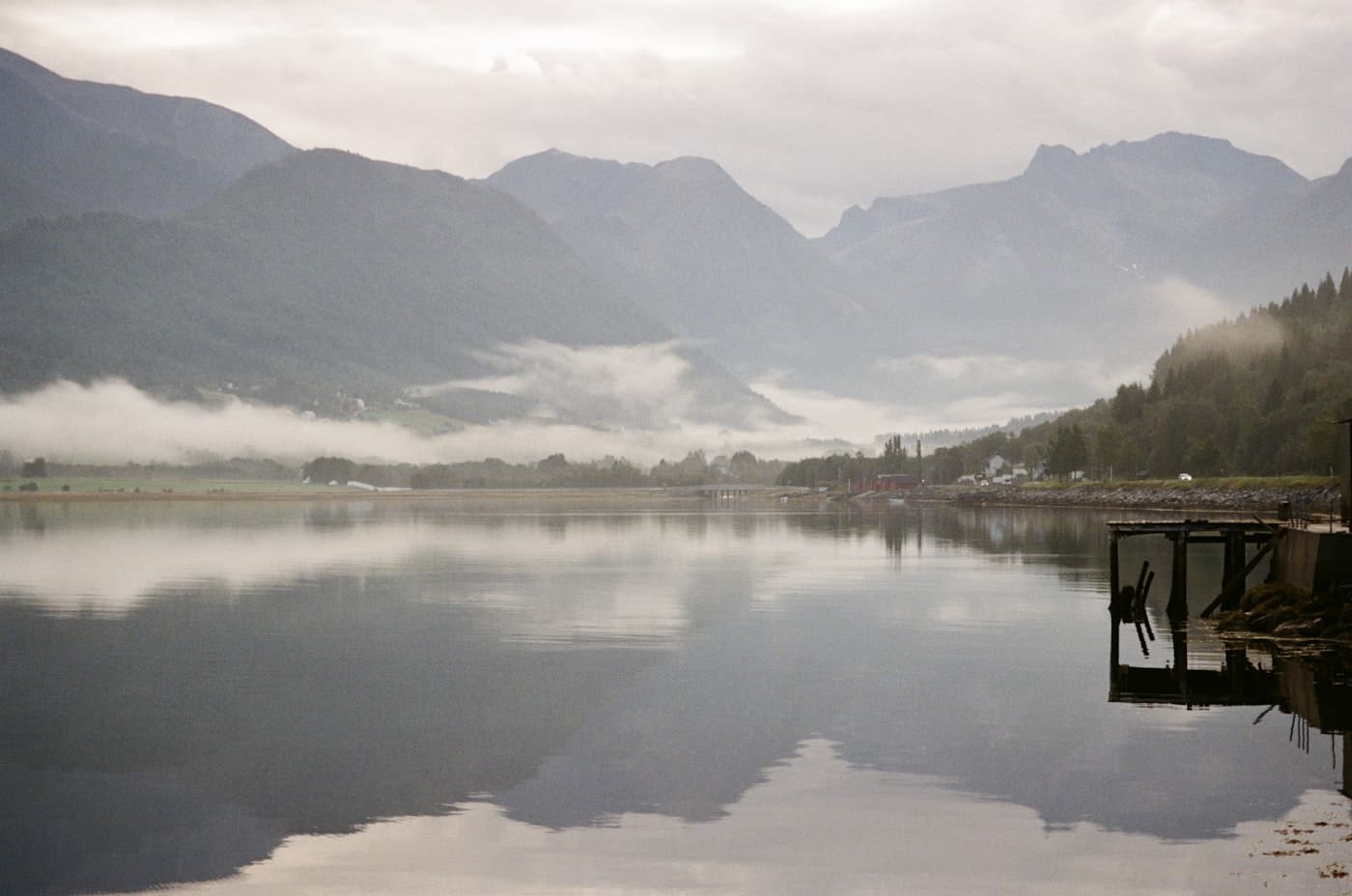 Nebliger Bergsee mit Steg - Sinnbild für Klarheit und Orientierung